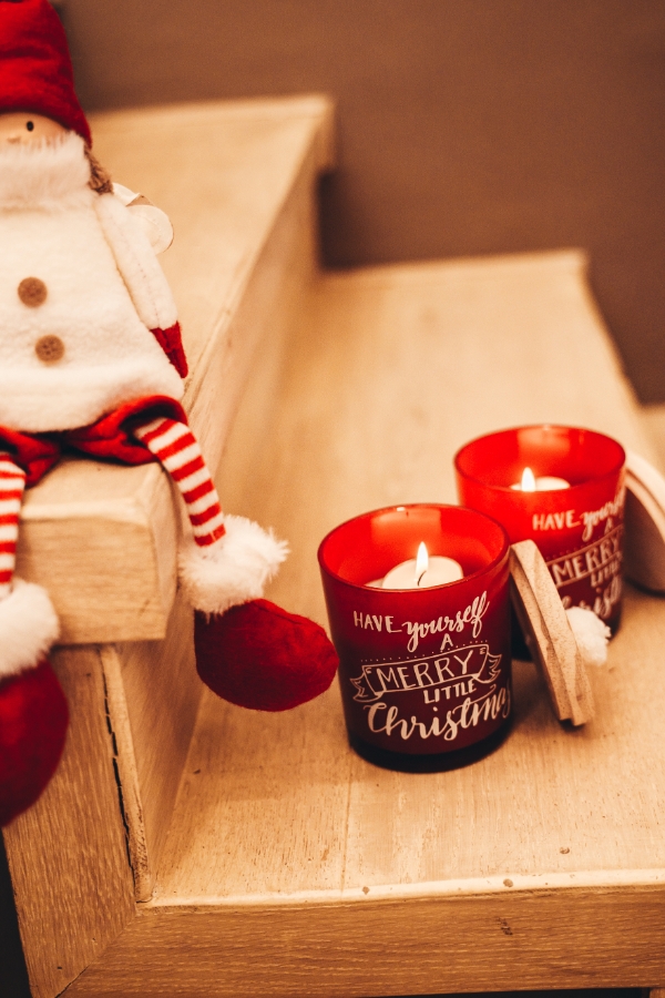 Kerstboom met kaarsen en versieringen